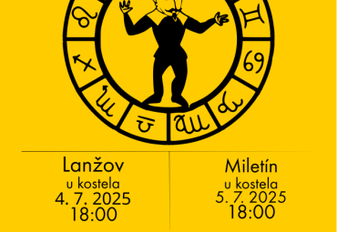 Letní divadelní scéna u kostela 